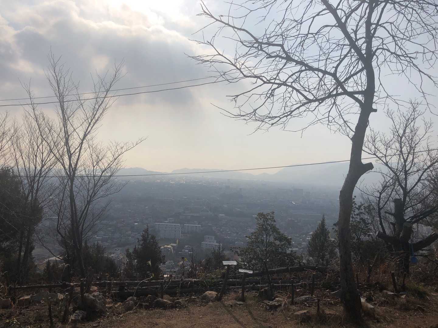 しばらく登った所にある東屋🛖からの福山市内
あれ？ともさん…雲が…😅
いやいや！今年は雨女返上して晴れ女になったはずー❗️