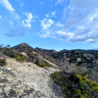 いきなり岩稜帯
いくつかのピークの向こうに見えるのが大坂山かな。
めちゃくちゃ遠いやん😨
強風でかなりびびってます。