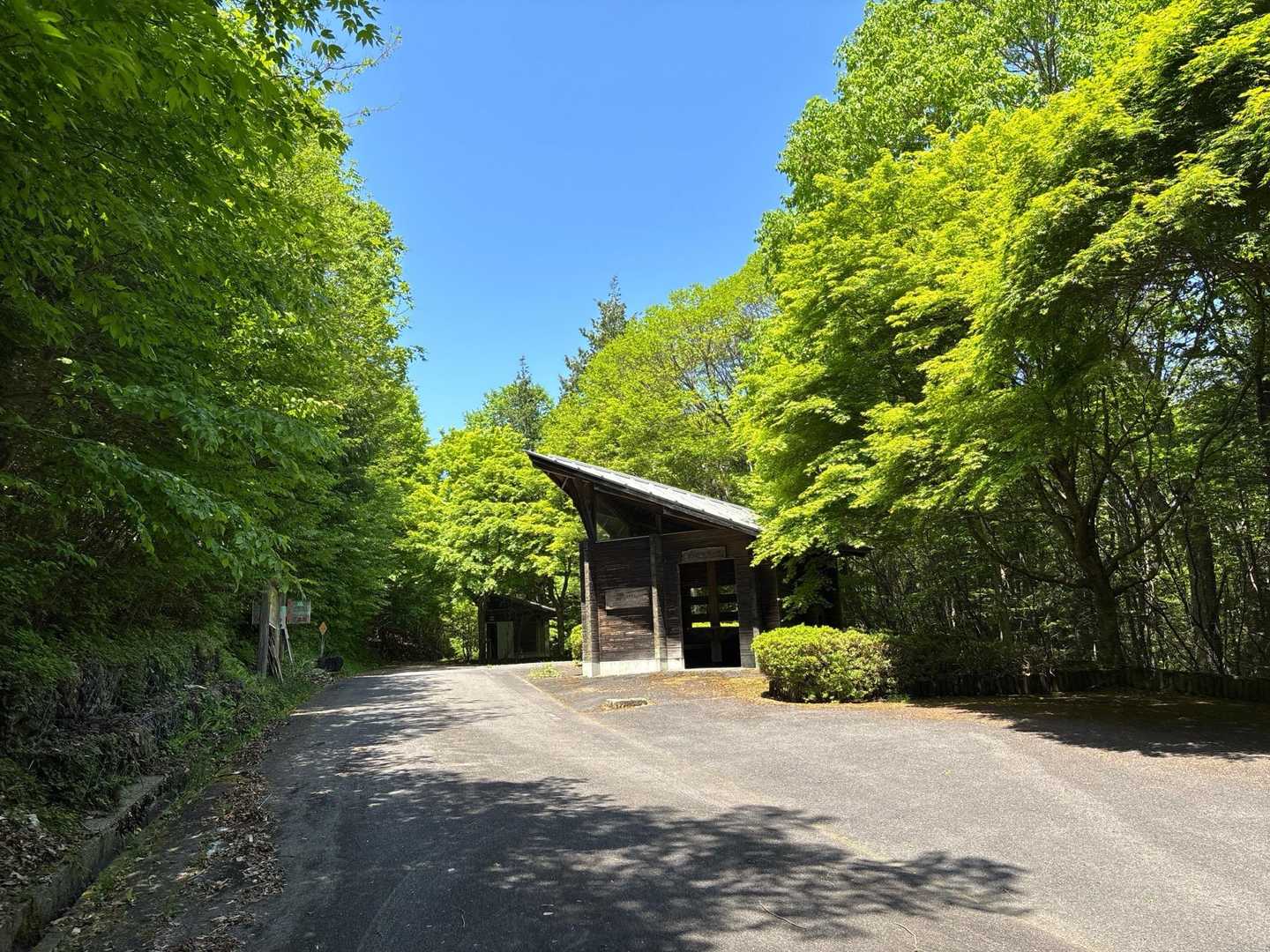 フォレストパーク到着　
二ッ森山7合目登山口になります
🅿️完備、トイレ完備　
