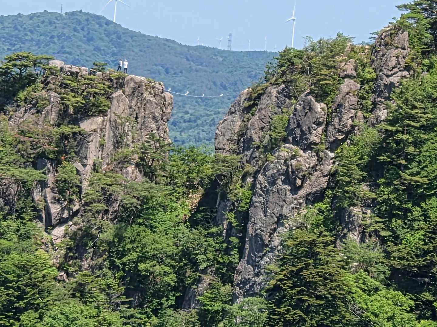 右側はさっきまでいた女体山
左側は男体山