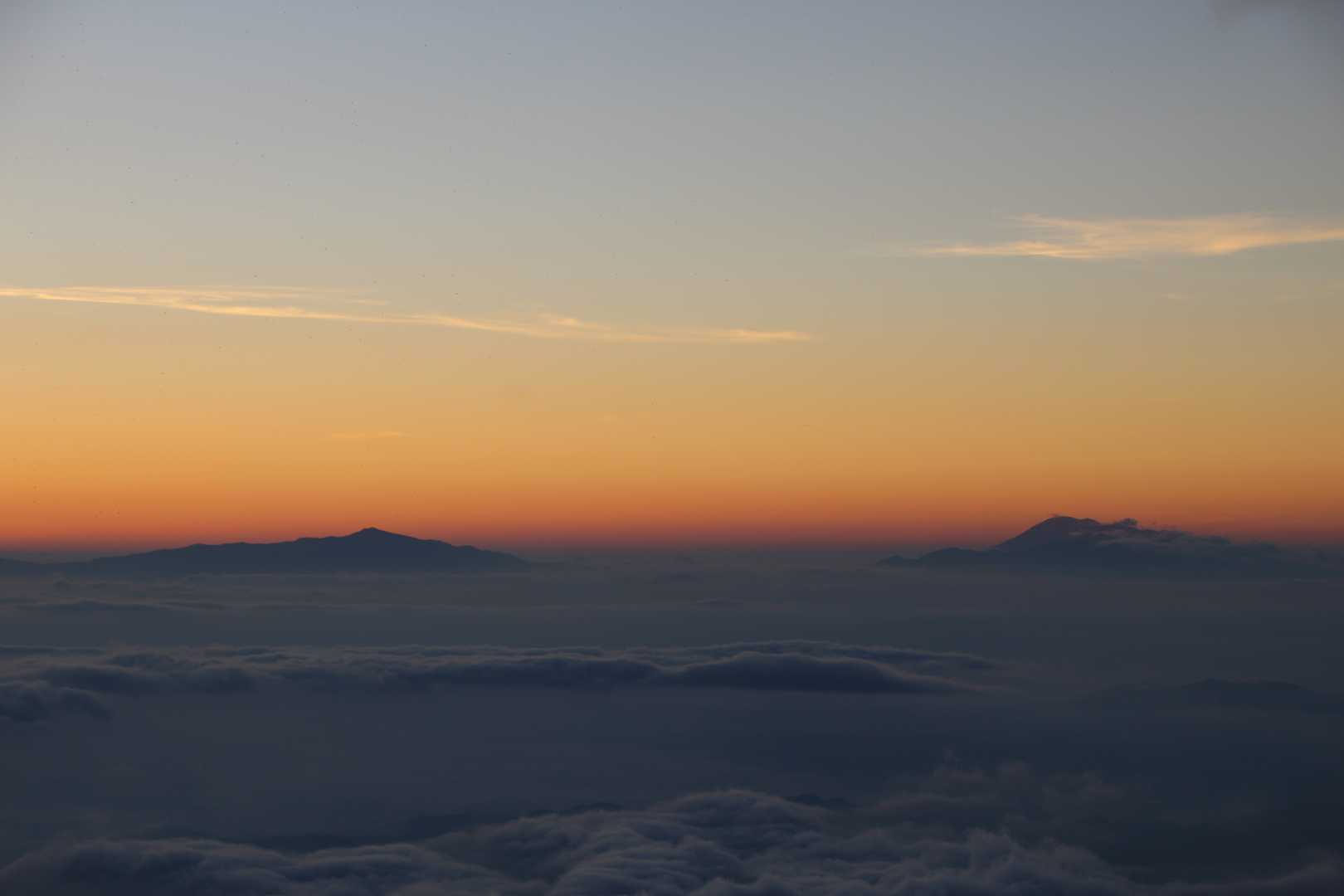 右は浅間山