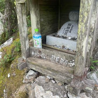 鞍掛峠のお地蔵さまに安全登山のお礼