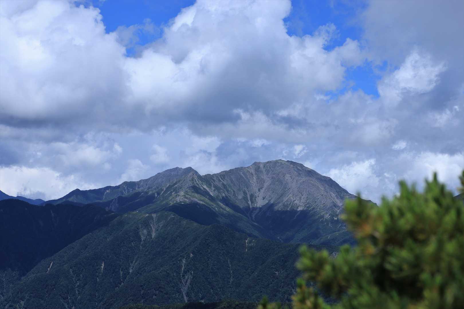 ようやくながーーーい
樹林帯を抜けました😍

ドドーンと間ノ岳～♡
その奥には大好きな北岳🥰