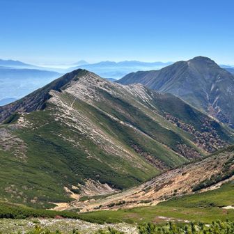横通岳と真後ろに富士山、右端に常念岳。