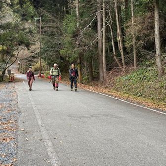 学友の先輩方。頼もしいね。駐車場でしばしの談笑。楽しかった😆