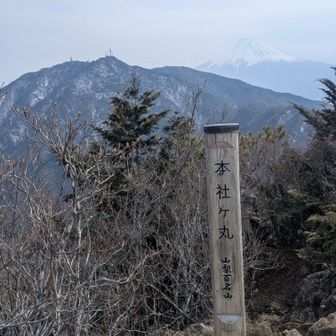 山梨百名山75座目、手前は三ツ峠山、奥には富士山