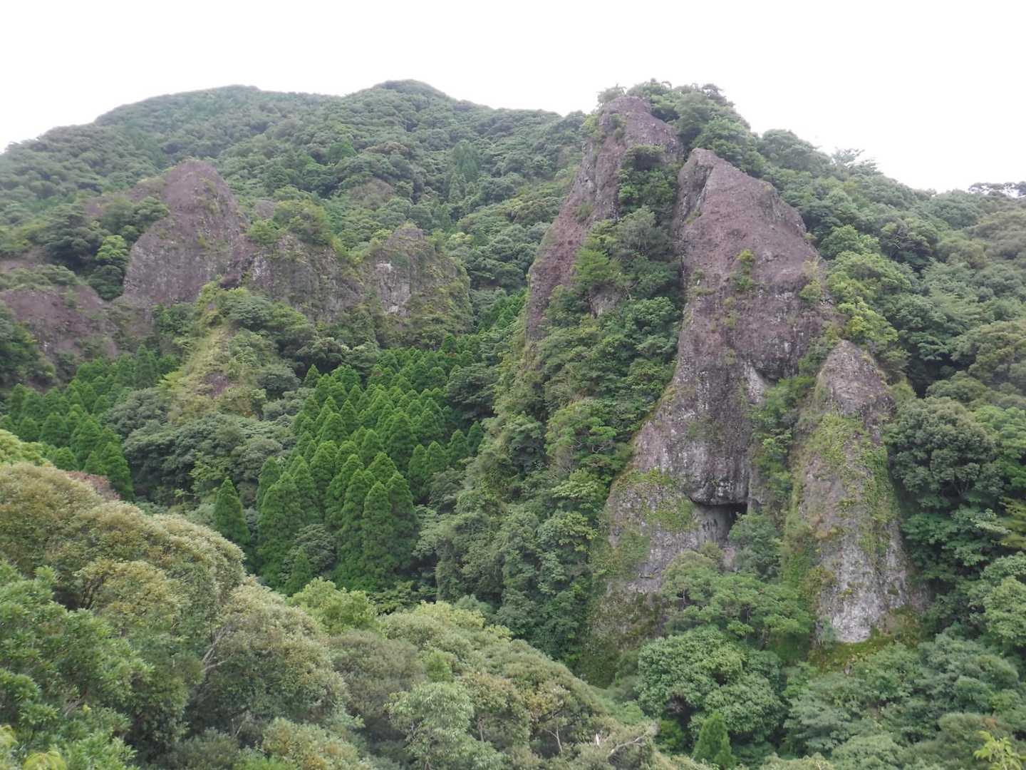 仙人岩、不動尊洞、虚空蔵洞が目の前だ!右の崖の穴