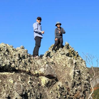 
　クライマーのんちゃんは余裕のはずだが
　遠慮気味に腰掛けて、

　　　（能ある鷹は爪を隠す）

　おーいさんも、紳士にサポート

