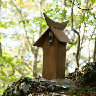 手作りの祠。