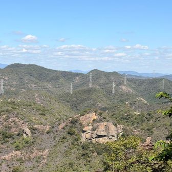 真ん中の岩の壁はガンダム岩というらしい