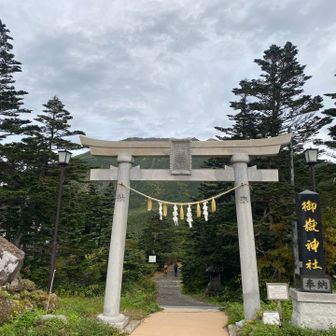 登山口から頂上が見えてテンション上がるわ⤴️
男体山思い出すなー…あっちは激登りだけどw

駐車場は深夜1時着で30台くらいでした🅿️
