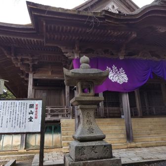 　911年（延喜11年）、醍醐寺第一世座主・観賢僧正によって創建。現在の建物は、1606年（慶長11年）、豊臣秀頼による再建で上醍醐最大です。
　ご高齢の方が一人で全ての建造物にしめ飾りを付けて回っておられました。