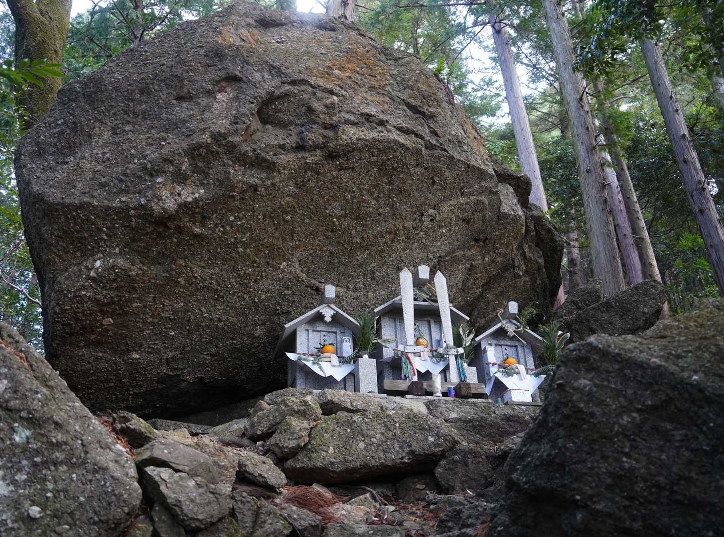 巨石の元に、不動明王、金剛童子、八大龍王が祭られている
