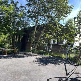 一旦道路まで出て、最初の山小屋の冷泉小屋。