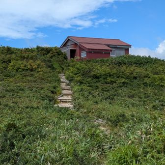 懐かしい避難小屋　初めて数十年前に鳩が湯から登った時に通過して六本桧まで縦走して戻った時が懐かしい