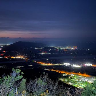 手前の明るいのは佐波川サービスエリアですね💡