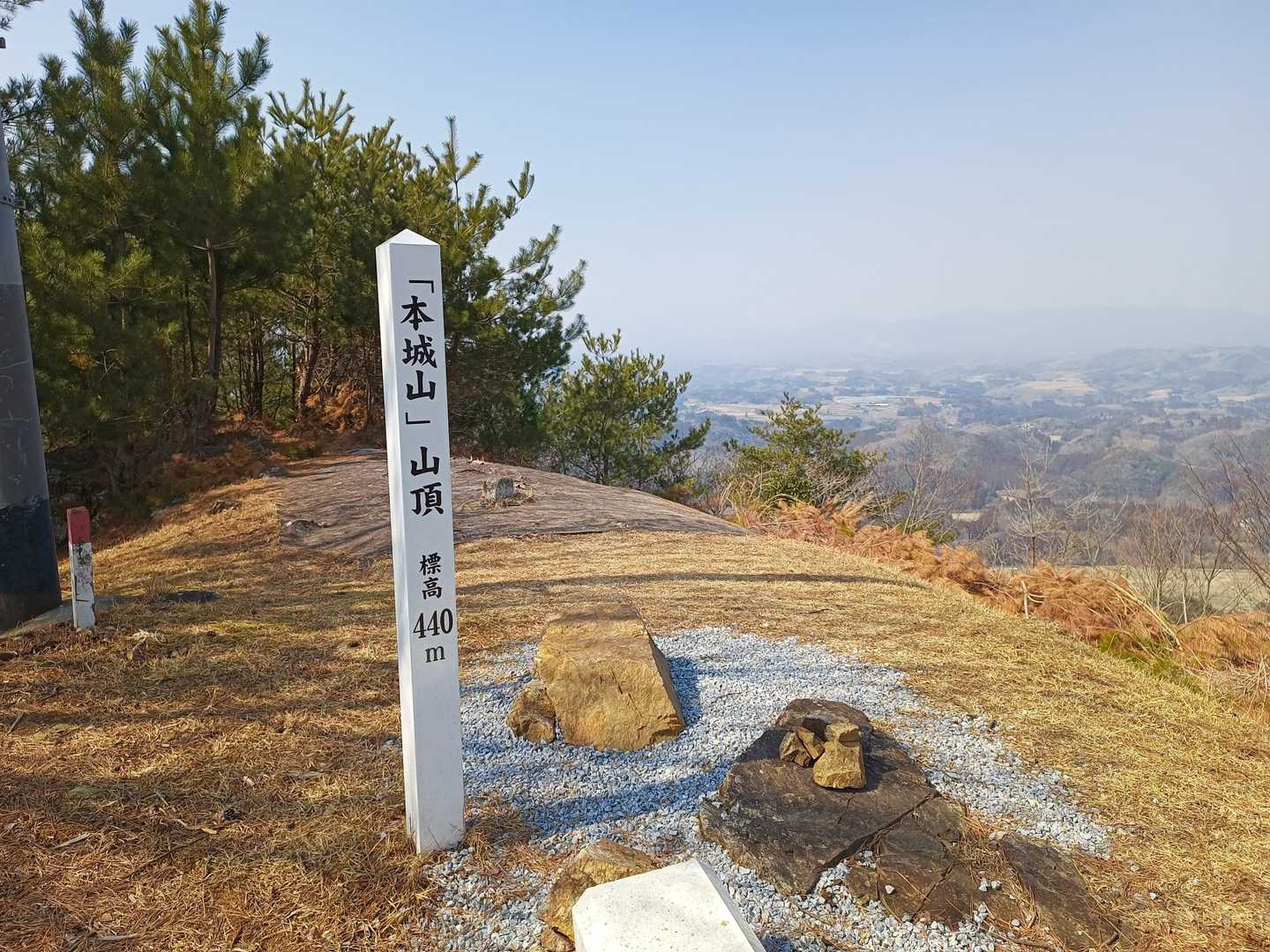 本城山の山頂標柱。中央奥にくじゅうが見えてるはず