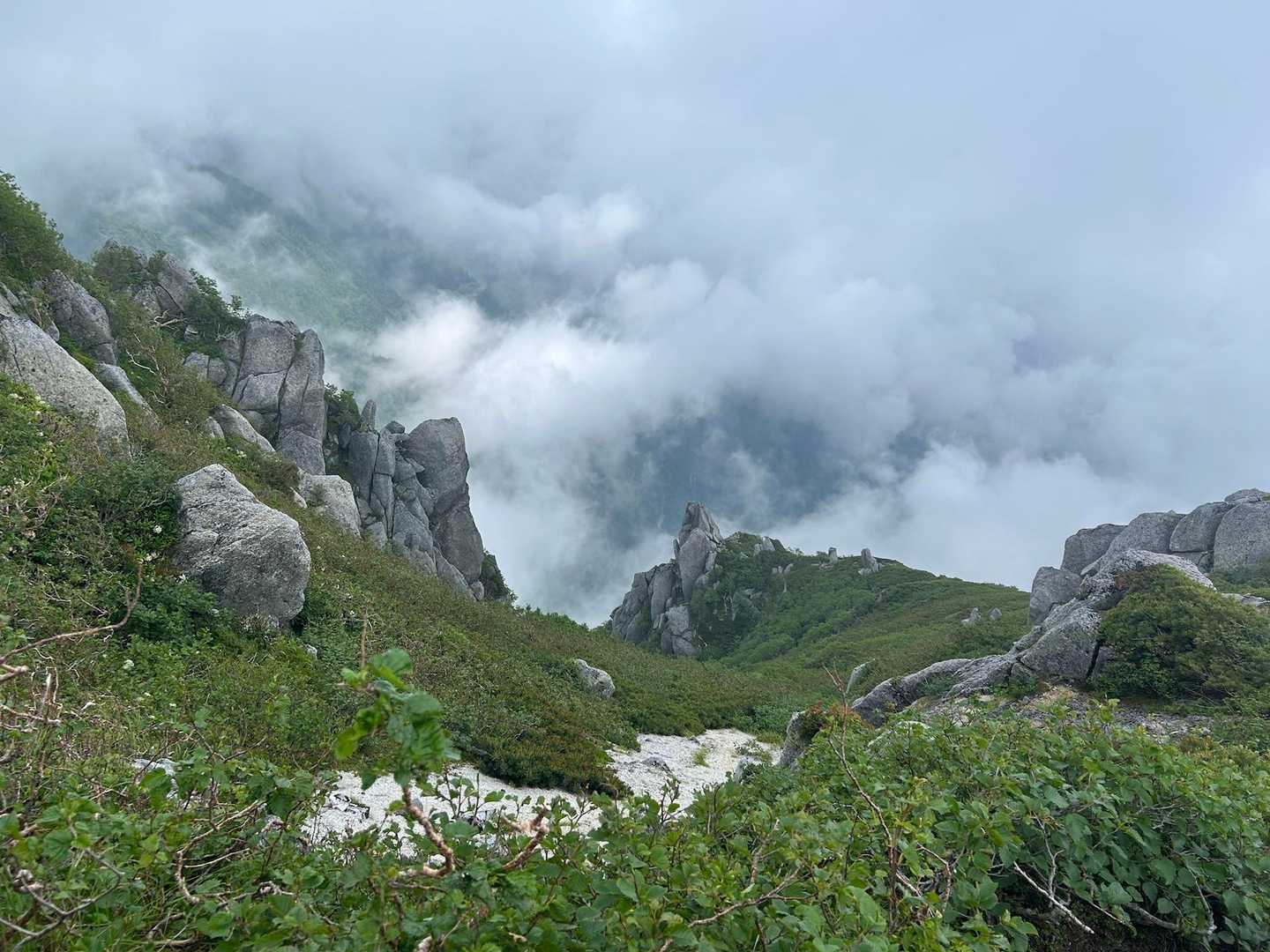 空木岳往復 | 長い樹林帯や峻険な岩場を越えて、巨岩・駒石が鎮座する白亜の稜線への写真