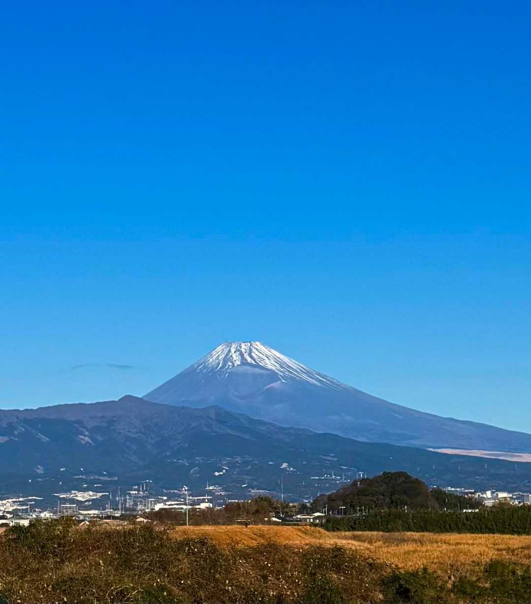 お正月から富士山、縁起がいい！

富士山を南側から見ると、宝永山あたりが抉れていて、斜面が開いた口みたくなっています

「笑い富士」

もっと縁起がいい！