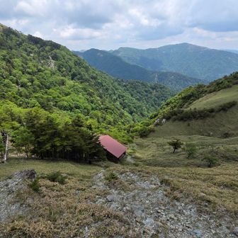 お亀岩避難小屋が見える✨