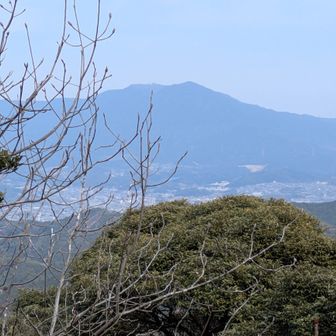 ハート山から三郡山が見える。
