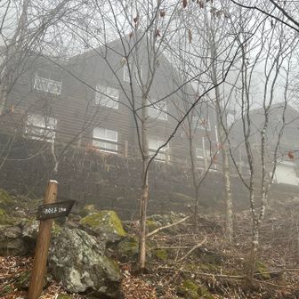 ガスがかかっていて、雰囲気のある清滝小屋
今は営業はしておらず避難小屋として利用できるようです
トイレ、休憩スペースあります