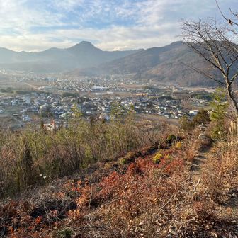 青木村がよく見えます。前には子檀嶺岳が