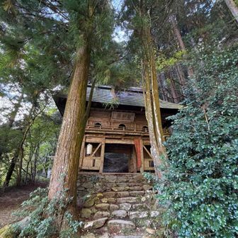 山門をくぐって岩屋山へ