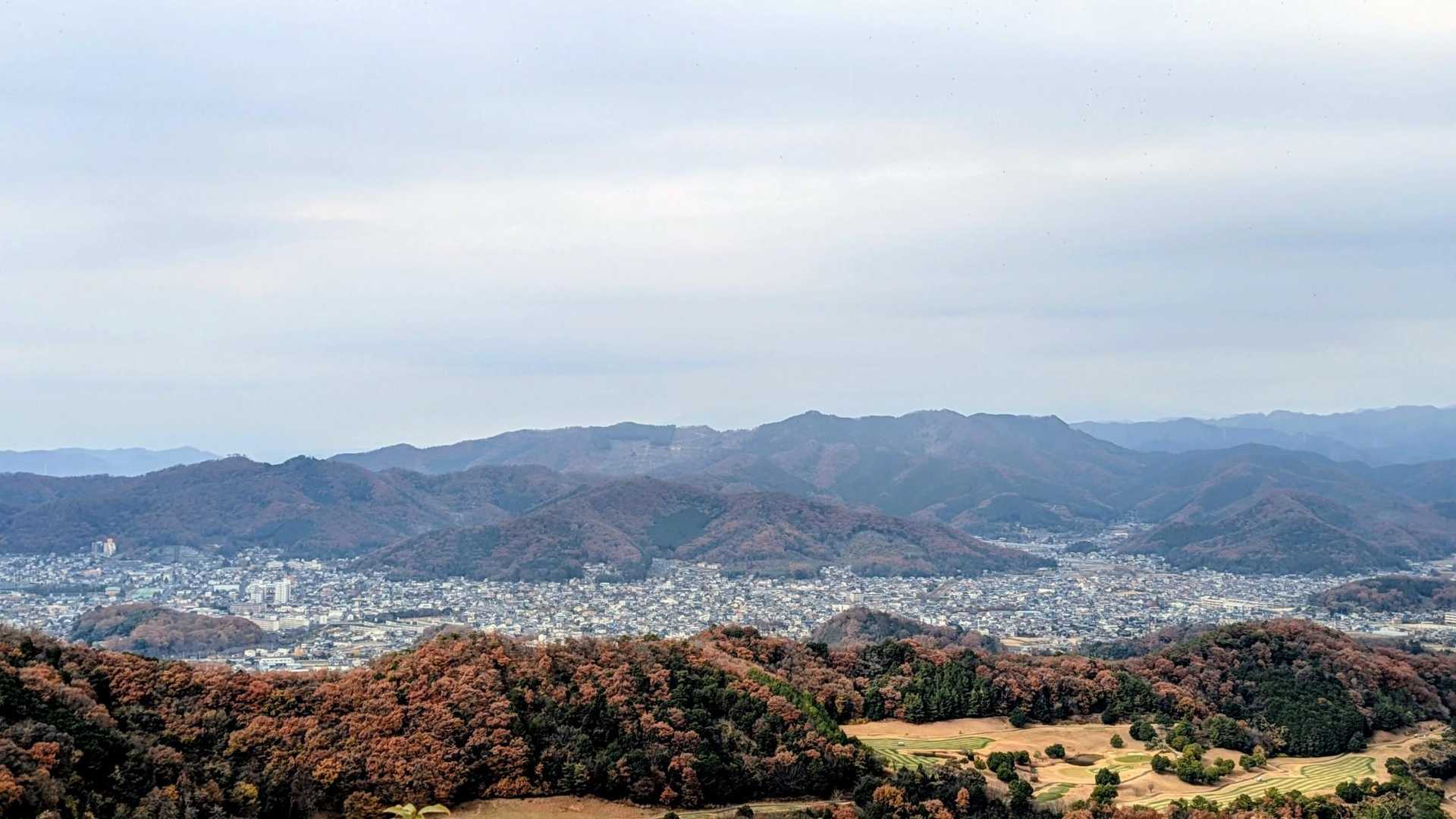 両崖山とか、行道山とか後ろに仙人ヶ岳とか…