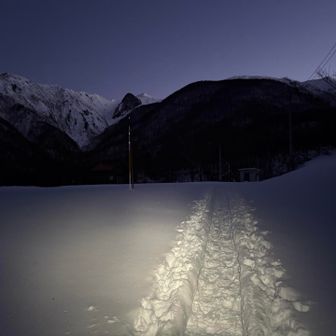 4連休の3日目！時は来た〜♪
ヘッデンスタートの早起きもがんばらなくてもバッチリ◎
路駐は既に20台位は居たかな
ルートもよーく踏まれてて楽々だけど
この間坊谷山で久しぶりに履いたけど、スノーシューと冬靴で片足1kg強ずつのプラス
おまけに2週間ぶり
行けるかな…
不安がよぎる
けど
すぐさましーんとひんやりした空気感と
雪を踏む音
カモシカやうさぎのトレースに
うきうき♡