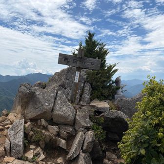 笛吹市の山頂標識。渋い。