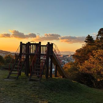 疲れたところに滑り台の誘惑。オッサンですが滑りました。ヘタレなので足を広げてブレーキにしつつ滑りました。