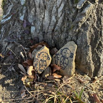 この絵柄、よく見かける
陣馬山の大平小屋や大野山の地蔵岩などにもおられた
