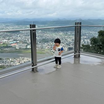 水たまりでピチャピチャして遊ぶ
