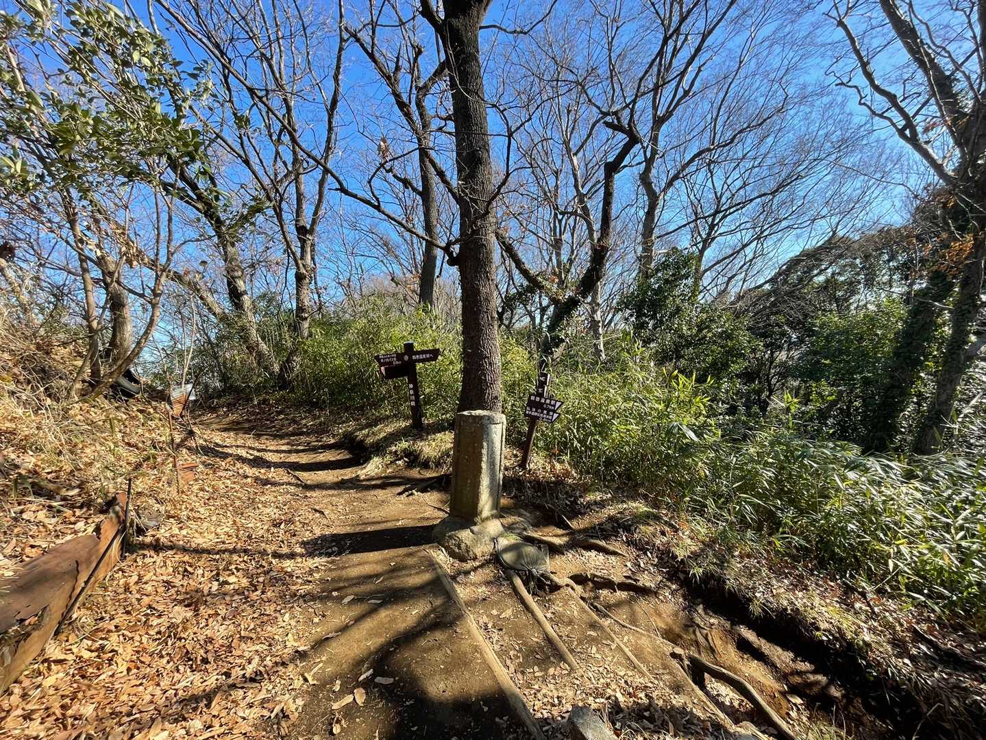 関東ふれあいの道コースはまっすぐですが、鶴巻温泉は右へ。