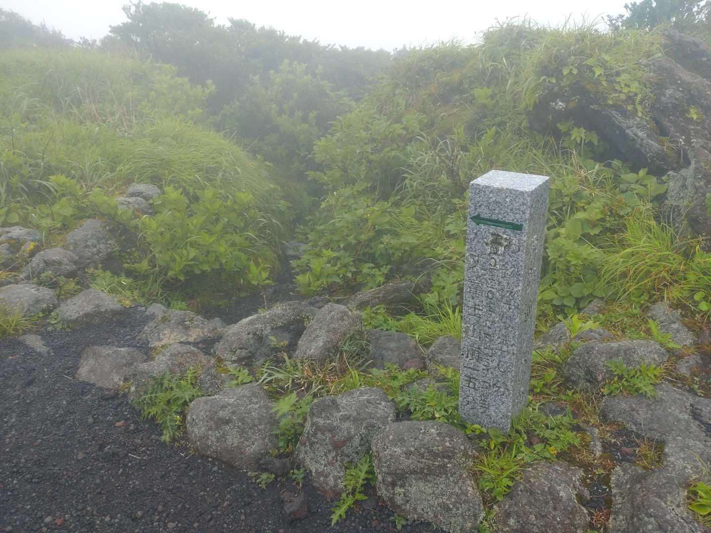 ここから稜線歩きですが、爆風と雨でかなりキツいです
