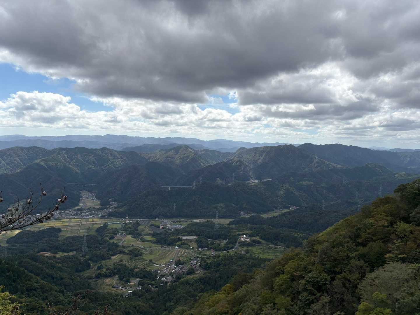 海じゃない方も山々が連なっていて素敵です。