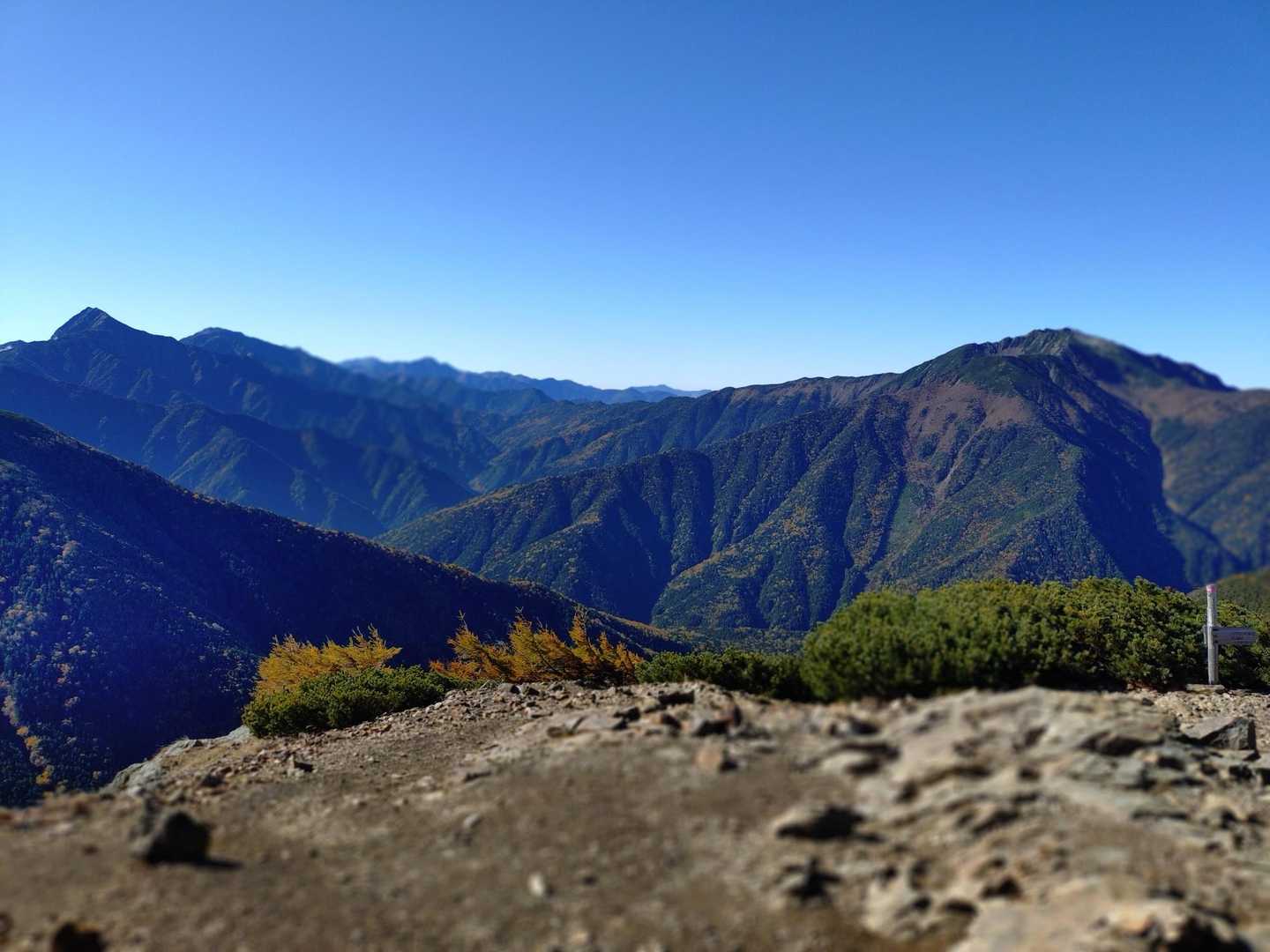 左から、北岳、間ノ岳、塩見岳、仙丈ヶ岳の3000メートル峰を望む