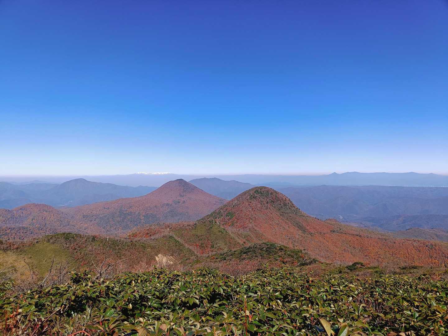 小白森山と二岐山が！！燃えとる！！！

(小白森山を歩いているときはそんな感じはしなかったが...)