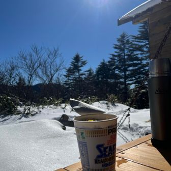 愛大避難小屋横､ポカポカベンチで昼メシ🍜😋