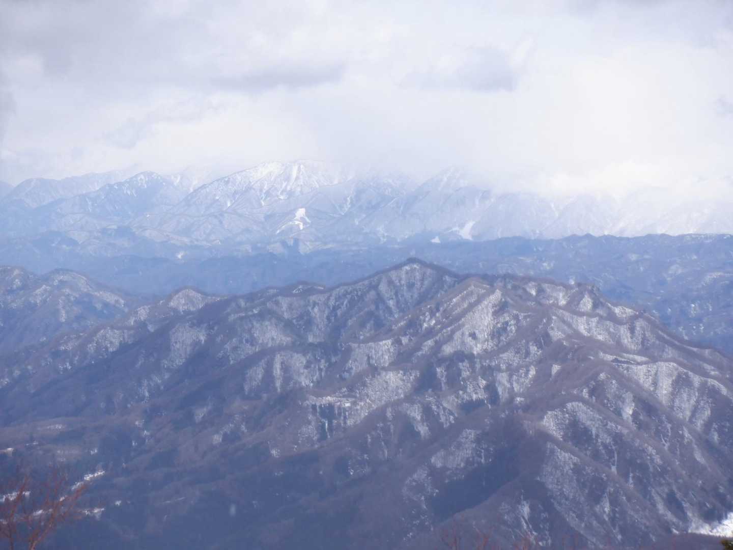 むむ！（川平
戸隠連峰の向こうに北アルプス🏔️✨

きっと爺ヶ岳も見えてるはず！
（この前登って勝手に親近感