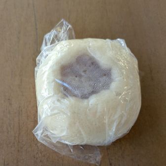 赤飯饅頭
外の饅頭皮は少し甘みが有り
餡の赤飯は薄く塩味が有り絶妙の美味しさです😋