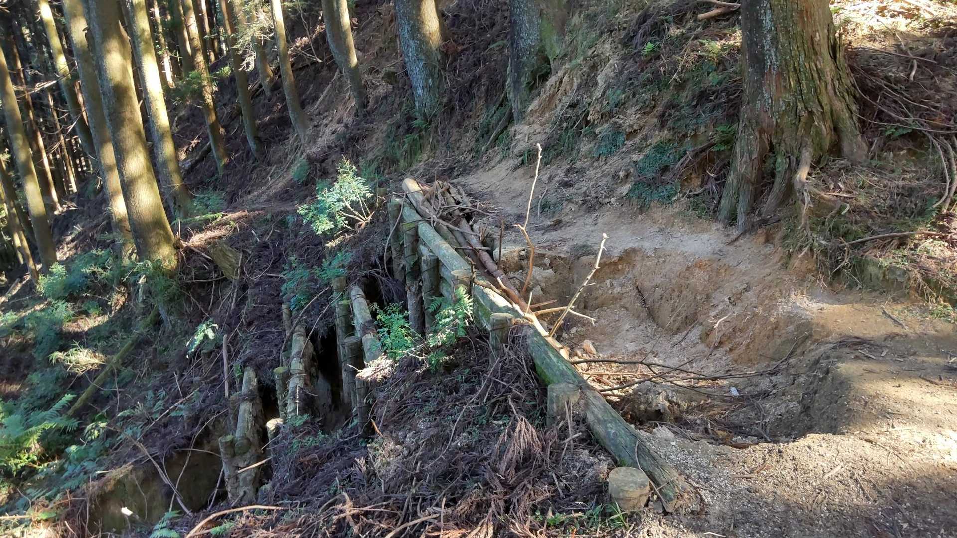 豪雨でえぐれた道