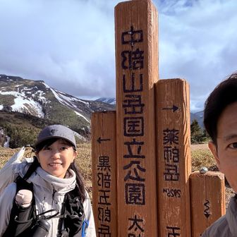 出発まえに、1枚くらい二人で撮ろうと自撮りモード。

今回も私の防寒具はバッチリ！夜に寒いのは嫌なのでダウン、ダウンパンツ、ダウン靴下と着込んで寝たものの、暑くて夜中に脱ぎ捨てた。

いつもの事なのに全く学ばないおばさん‥。