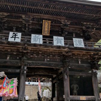 まだお正月雰囲気の筑波山神社へ。イザナギ・イザナミそれぞれの本殿が両山頂にあり、ここはその拝殿とのこと。