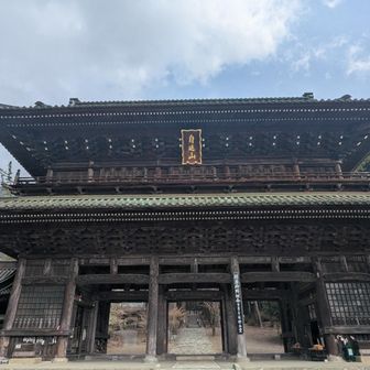 立派な山門
昔の方々は何もない時代にこのような立派な建物を建てて
優秀な方が多かったのだろうなぁ