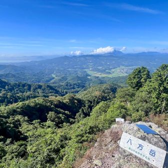 田原山（鋸山）山頂
眺望は全方位素晴らしい👍
ん？八方岳？田原山とか鋸山とかは書いてないんだ…
逆さから由布岳を見るとユニークって書いてたけど☁️がかかってて何もわからない…笑
そして頂上には🐝が配備されてた…最近あんまり休憩できてない！！
山頂より先に大観峰ってとこがあるみたいなので行ってみる⛰️