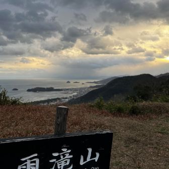 とりあえず休日なのでスタート遅めで、
いつもの雨滝山へ