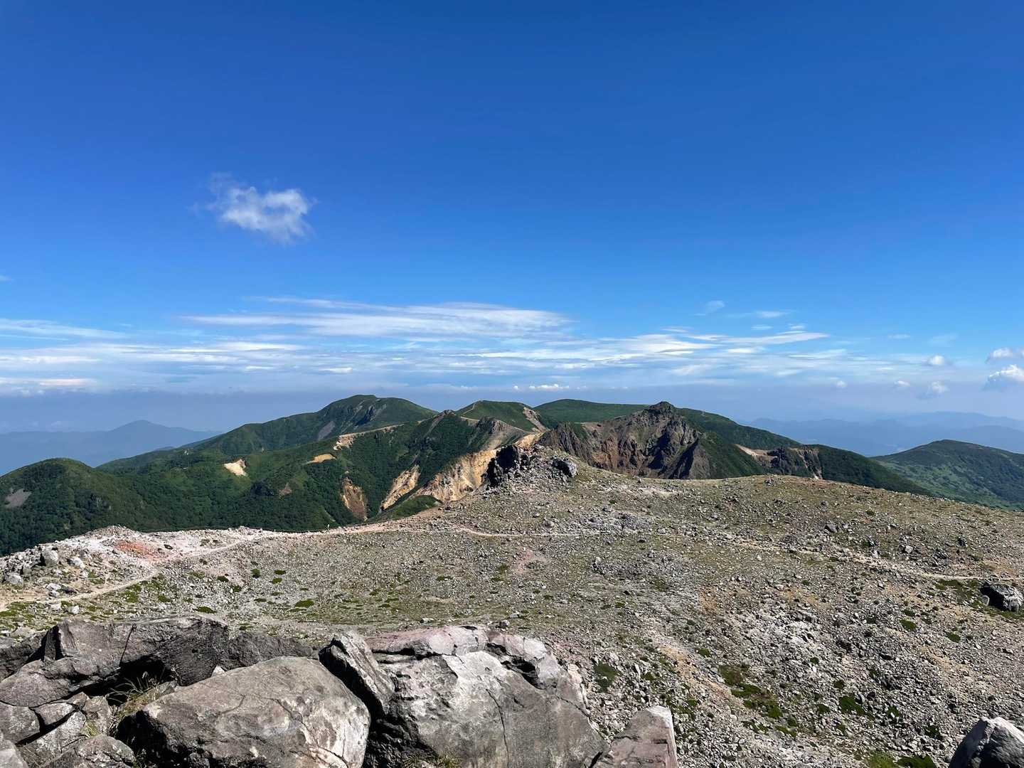山頂から朝日岳方面