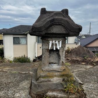 上には祠
🙏
バックは住宅街